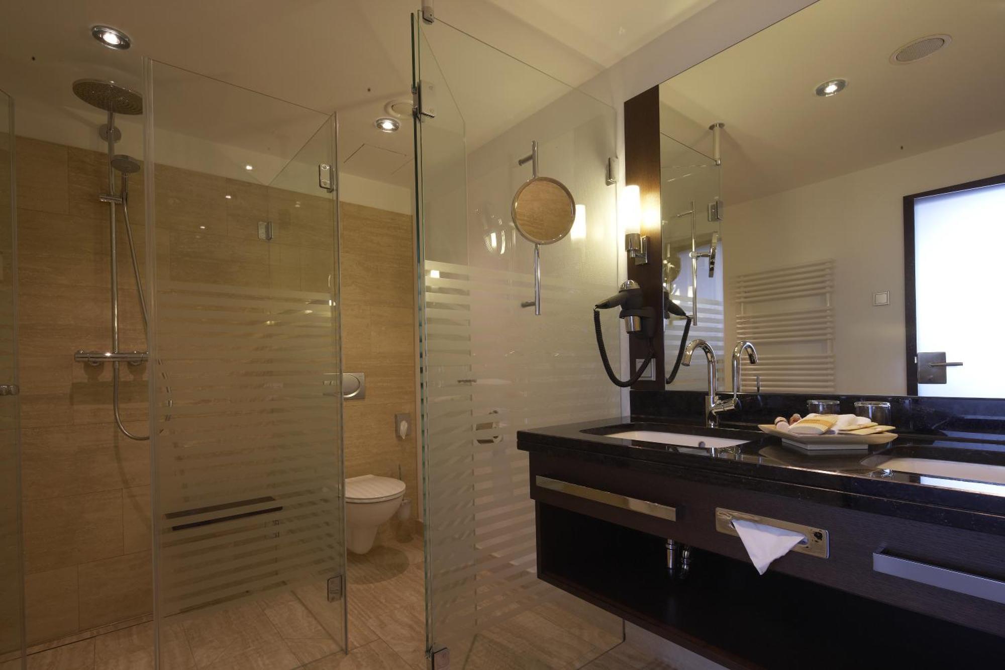 فندق شتايغنبيرغر غراف زيبلين شتوتغارت المظهر الخارجي الصورة A bathroom in a hotel